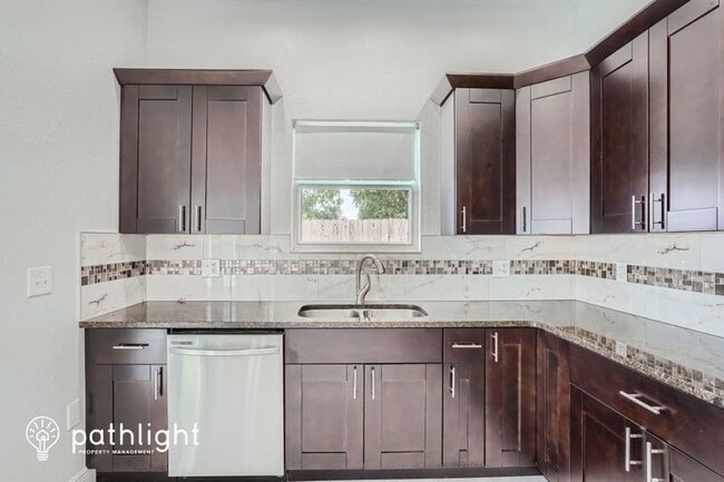 Building Photo - 4635 Sunnydale Ln N