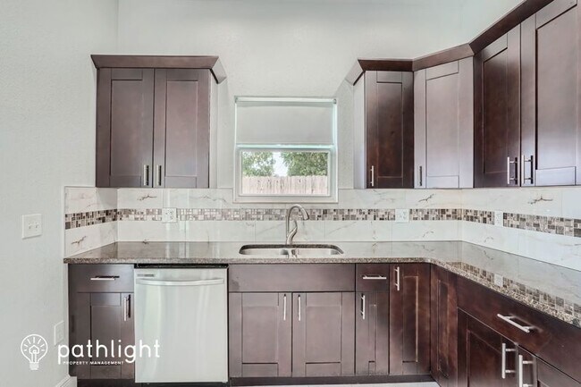 Foto del edificio - 4635 Sunnydale Ln N