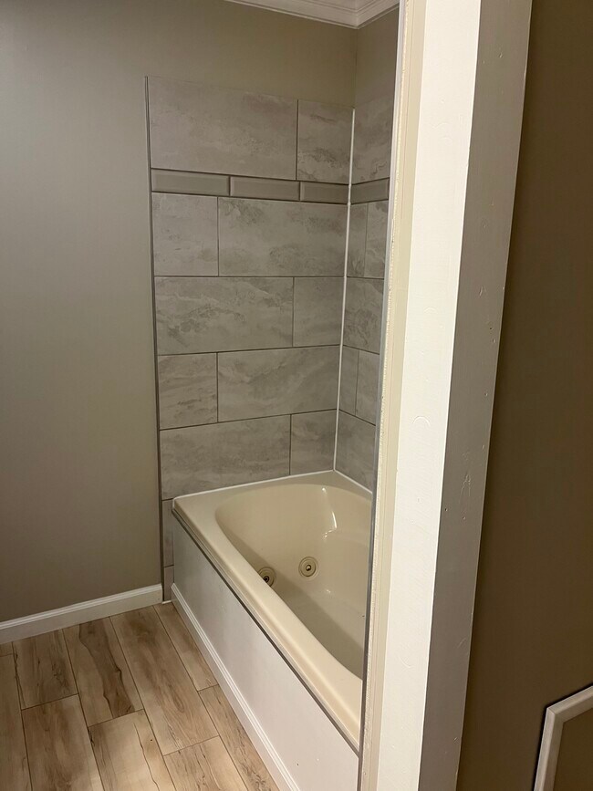 Bañera de hidromasaje en el baño principal - 250 Dennard Ln