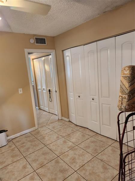 Foto del edificio - 104 Westbury E