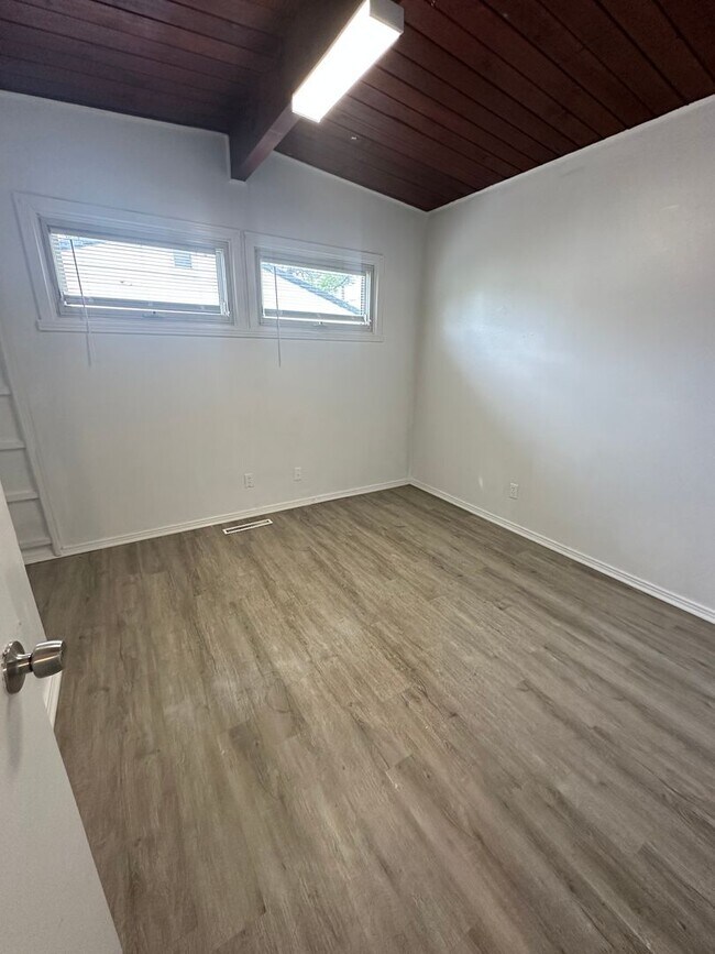 Building Photo - 4 bedroom 1 1/2 bath