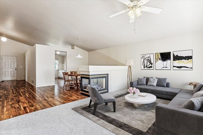 Foto del edificio - Evolve Real Estate: Meticulously Maintained 3 Bed RANCH Home with Deck and Pergola Available Sept 1!
