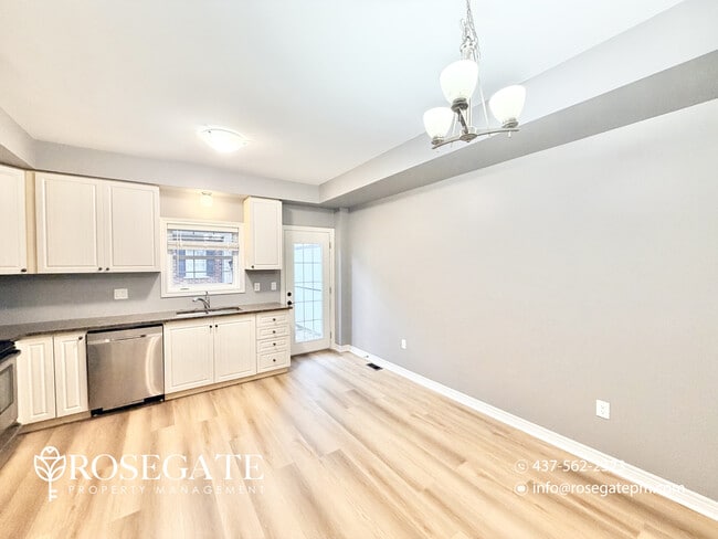 Photo du bâtiment - Modern 2-Bedroom Townhouse in Kitchener | 2 Parking Spots + Pet Friendly
