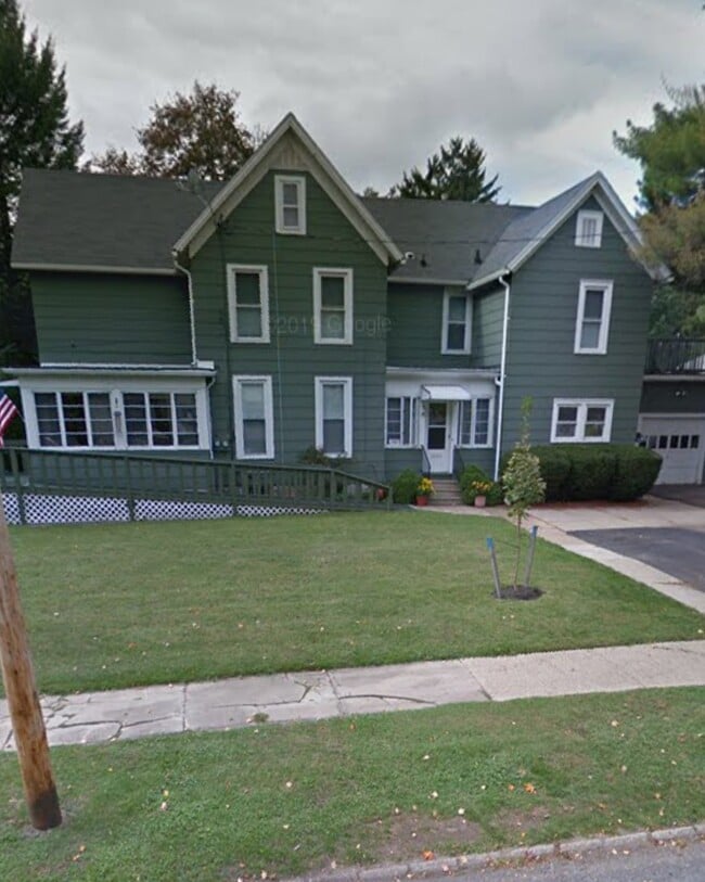 Building Photo - 61 Maple Ave