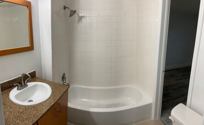 Foto del edificio - Up to 2 Months Free! Spacious 1/1 in Central Location!