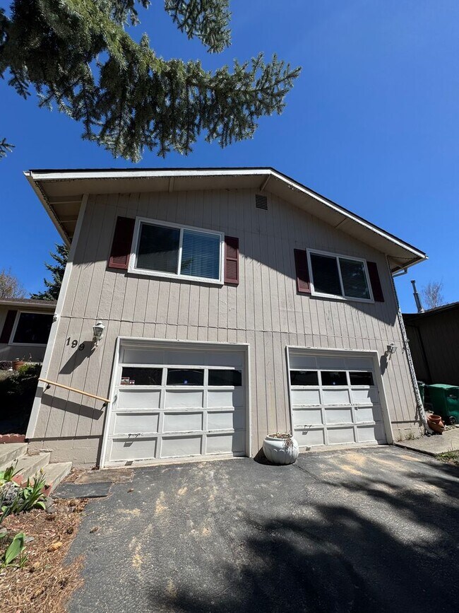 Foto del edificio - 3 bed 2 bath house with 2 car garage in great area!