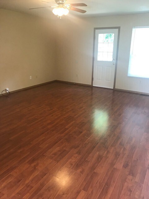 Foto del edificio - 3 Bedrooms, 2 Bathrooms, 2 Car Garage Clos...