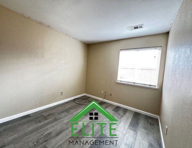 Foto del edificio - **Spacious 3-Bedroom Condo with 2-Car Gara...