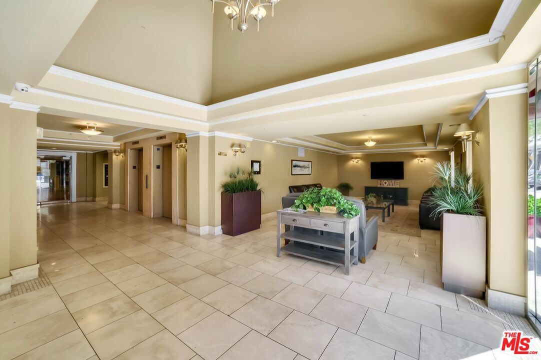 Primary Photo - 620 S Gramercy Pl