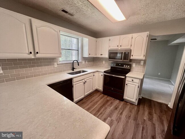 Building Photo - 44236 Pine Creek Ln
