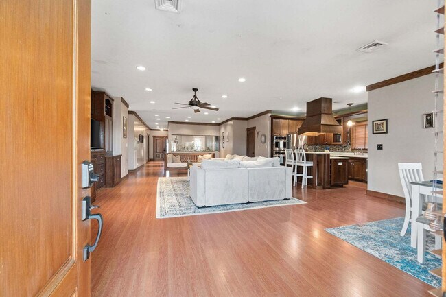 Building Photo - 209 Windmeade Cir