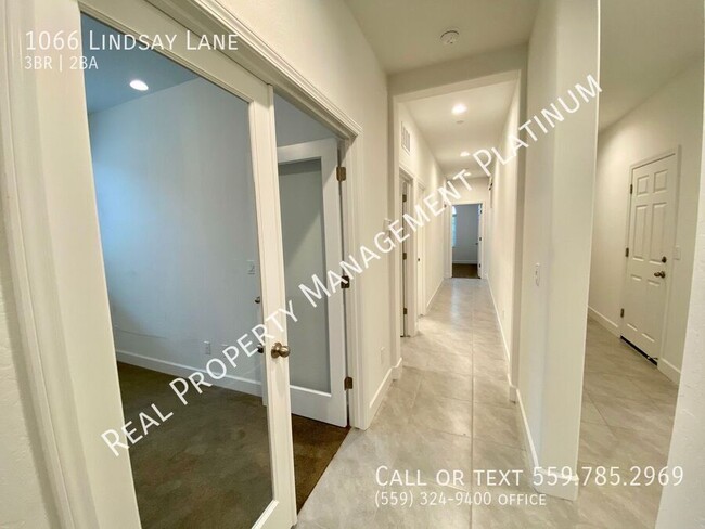 Building Photo - $2,395 Leonard & Barstow 3 Bed + office, S...