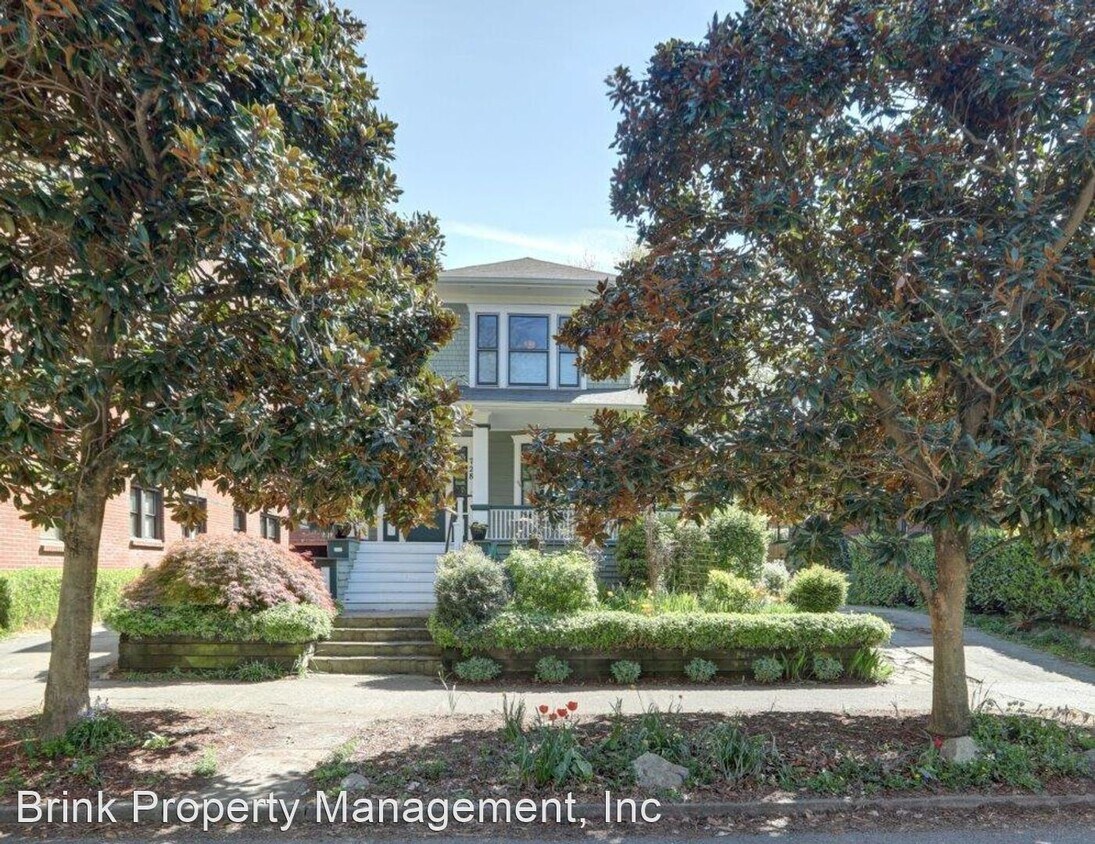 Primary Photo - 3 br, 2.5 bath House - 728 Broadway E