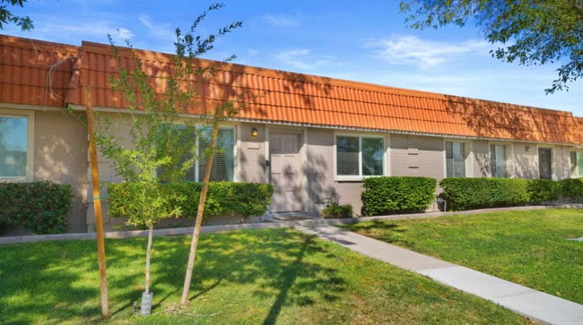 Foto del edificio - 8206 E Orange Blossom Ln