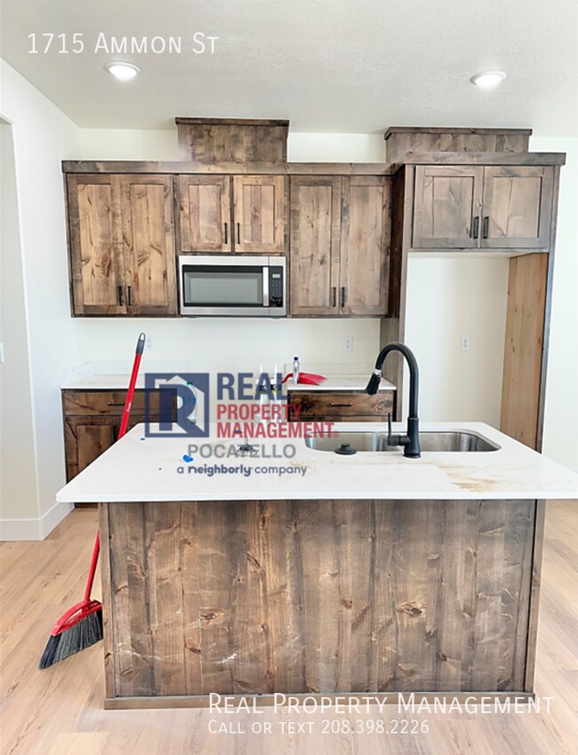 Foto del edificio - BRAND NEW 3 bed 2.5 Bath Townhome - Small ...
