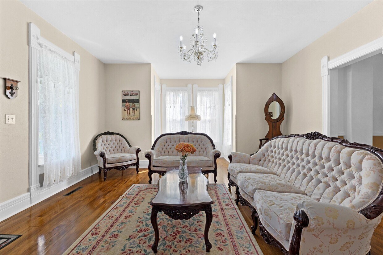 Primary Photo - 722 Center St
