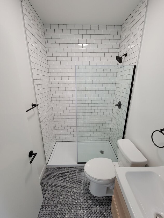 Building Photo - Renovated Studio with Bathroom In Jefferso...