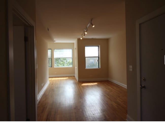 Full Living Room - 3214 W Argyle St