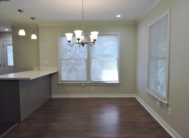 Building Photo - Total Remodel Townhome-Like Unit in Berkel...