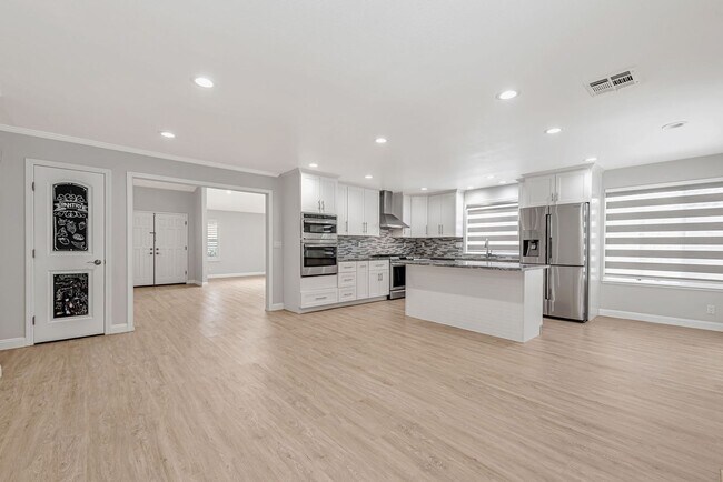 Foto del edificio - Remodeled 3-bedroom 2-bathroom Evergreen Home