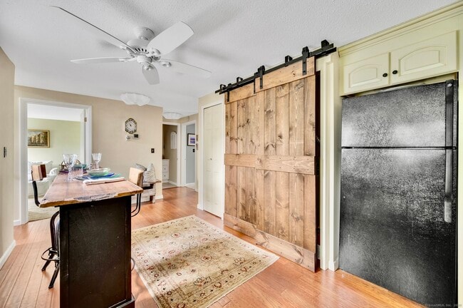 Foto del edificio - 74 Hollister Way S