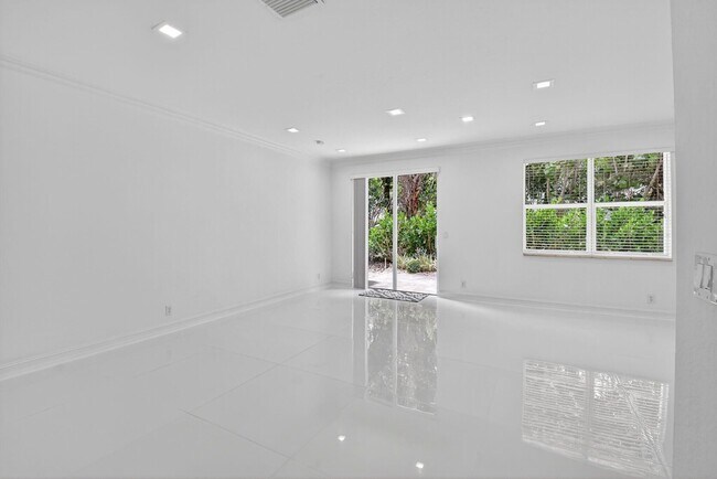 Foto del edificio - 16081 Poppyseed Cir