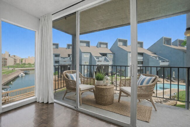 Foto del edificio - 12500 Melville Dr
