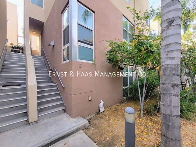 Building Photo - 302 E 19th St