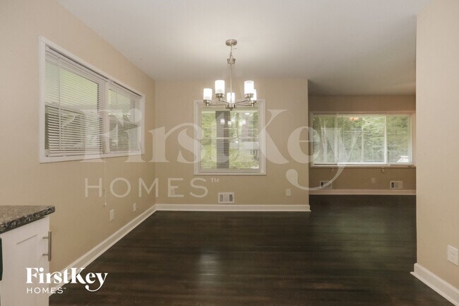 Building Photo - 1855 Shamrock Dr