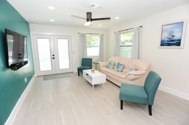 Foto del edificio - ANNUAL RENTAL Naples Park 3 Bedroom // 2 Bathroom Single Family Home