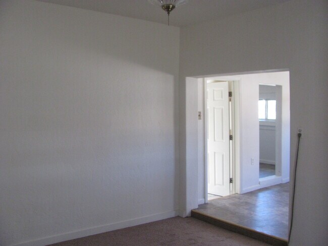 Building Photo - Cute Stucco Home - 2 bedrooms 1 bath