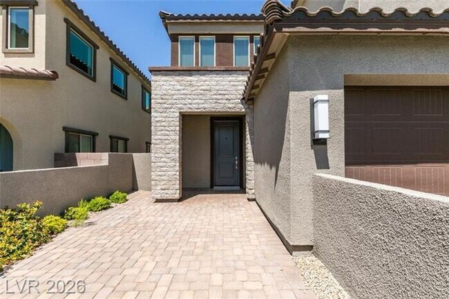 Foto del edificio - BEAUTIFUL 4 BEDROOM PROPERTY IN GATED COMMUNITY!
