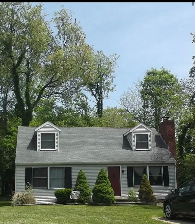 Building Photo - 403 S Mitchell St