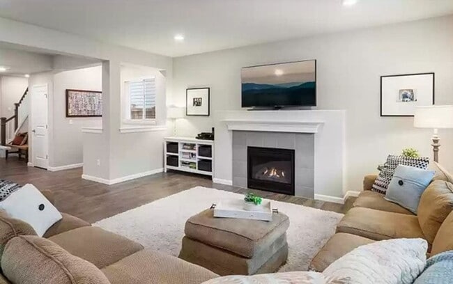 Building Photo - Gorgeous home with 4 Bedroom and 2.5 Bathroom