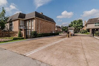 Building Photo - 2224 S Piney Point Rd