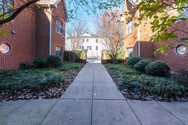 Building Photo - 807 E Main St