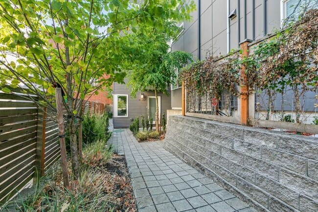Building Photo - Trendy West Seattle Townhome w/Air Conditioning and Rooftop Deck
