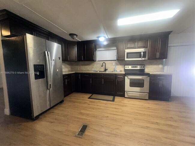 Foto del edificio - 3082 Hibiscus Cir