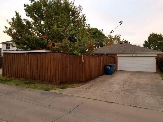 Foto del edificio - 3111 Creekwood Dr