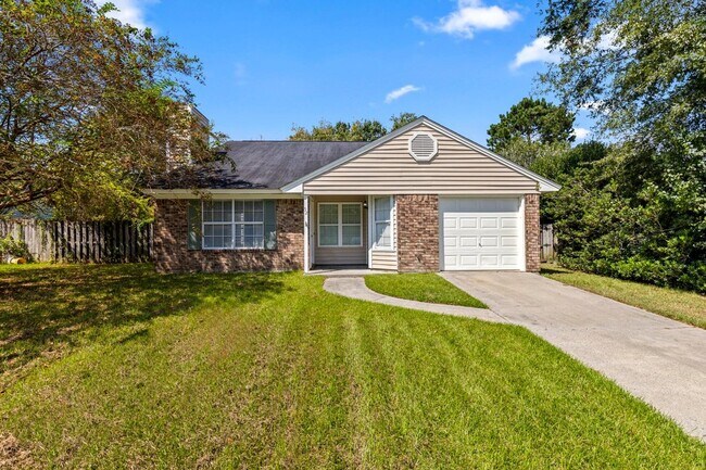 Building Photo - 3 Bedroom, 2 Bath Home Within Walking Dist...
