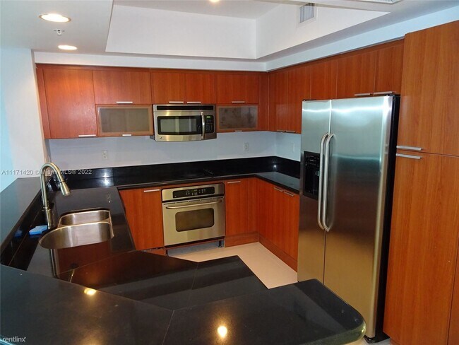 Building Photo - 3 br, 3 bath Condo - 15051 Royal Oaks Ln A...