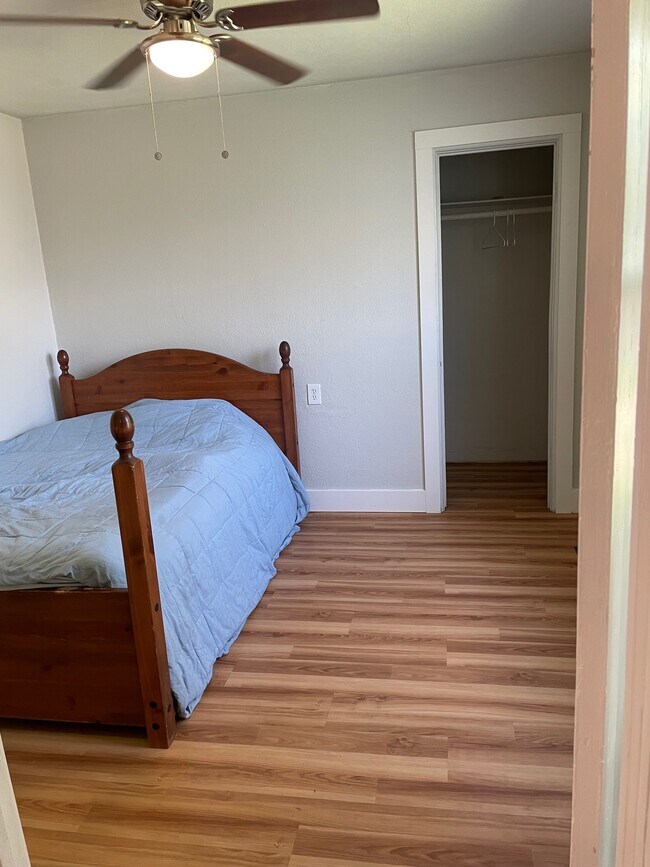 Building Photo - 2001 E Maple St Unit B