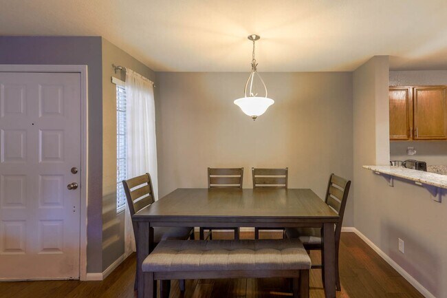 Foto del edificio - 2 Bedroom Condo In Gated Lakes Community