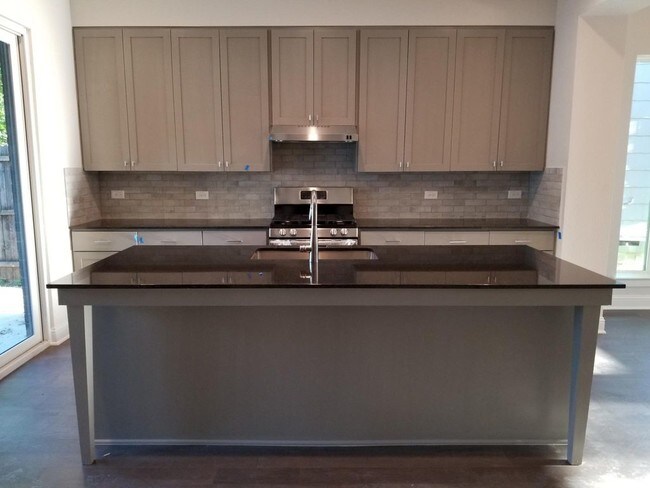 Foto del edificio - 3207 Forest Park Blvd