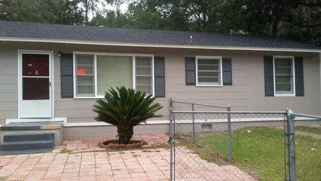 Building Photo - 818 Stillwater Dr