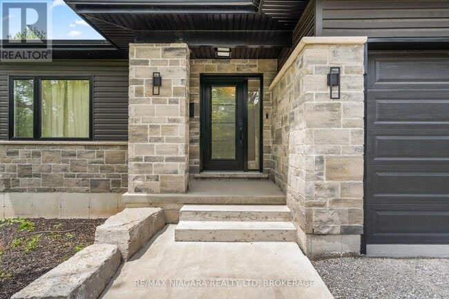 Building Photo - 735 CRESCENT St