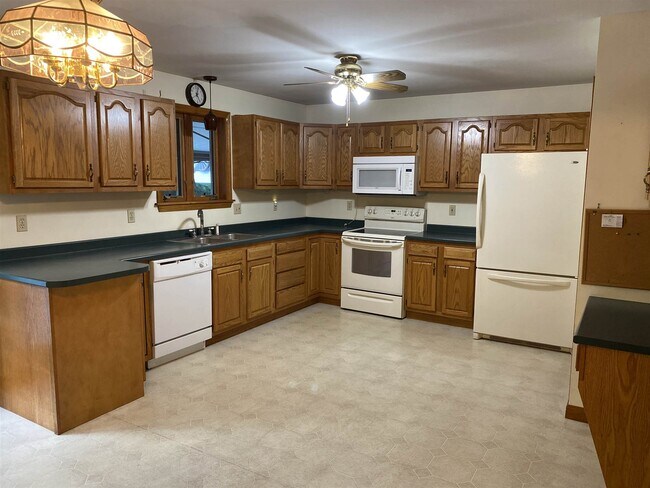 Building Photo - 185 Irving Dr