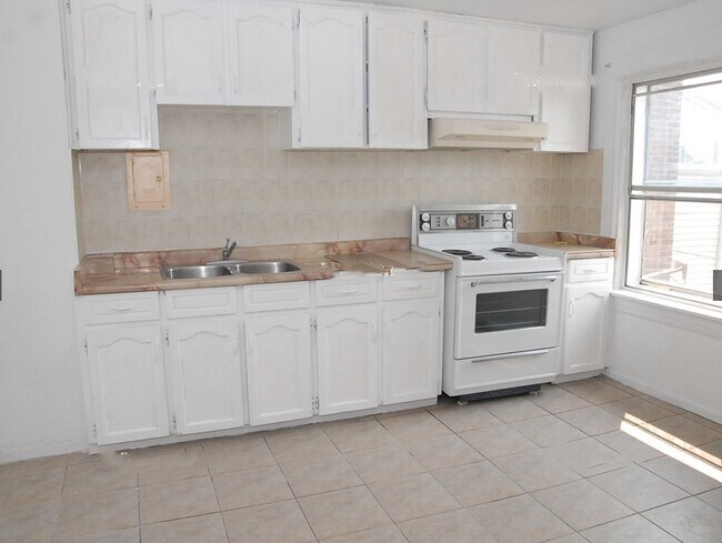 Building Photo - 3 bedroom  on 2nd floor unit for rent
