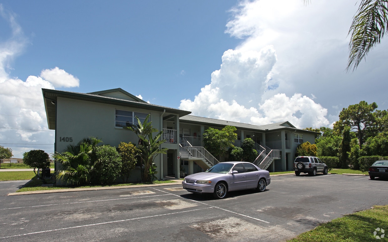 Building Photo - 1405 Leo Ln E