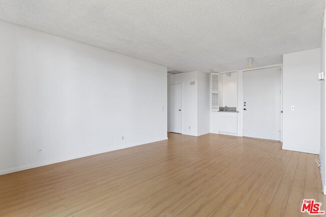 Building Photo - 100 S Doheny Dr